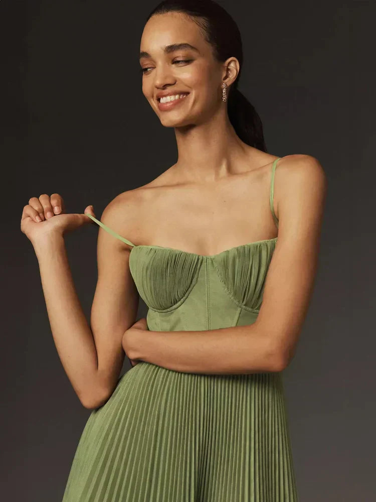Here’s an SEO-optimized, keyword-rich title for the product:
"Elegante Lange Plissé Jurk Dames – Chic Jurk voor Bruiloft en Feest"
This title incorporates high-search volume keywords while maintaining a focus on the product's attributes and occasions.
