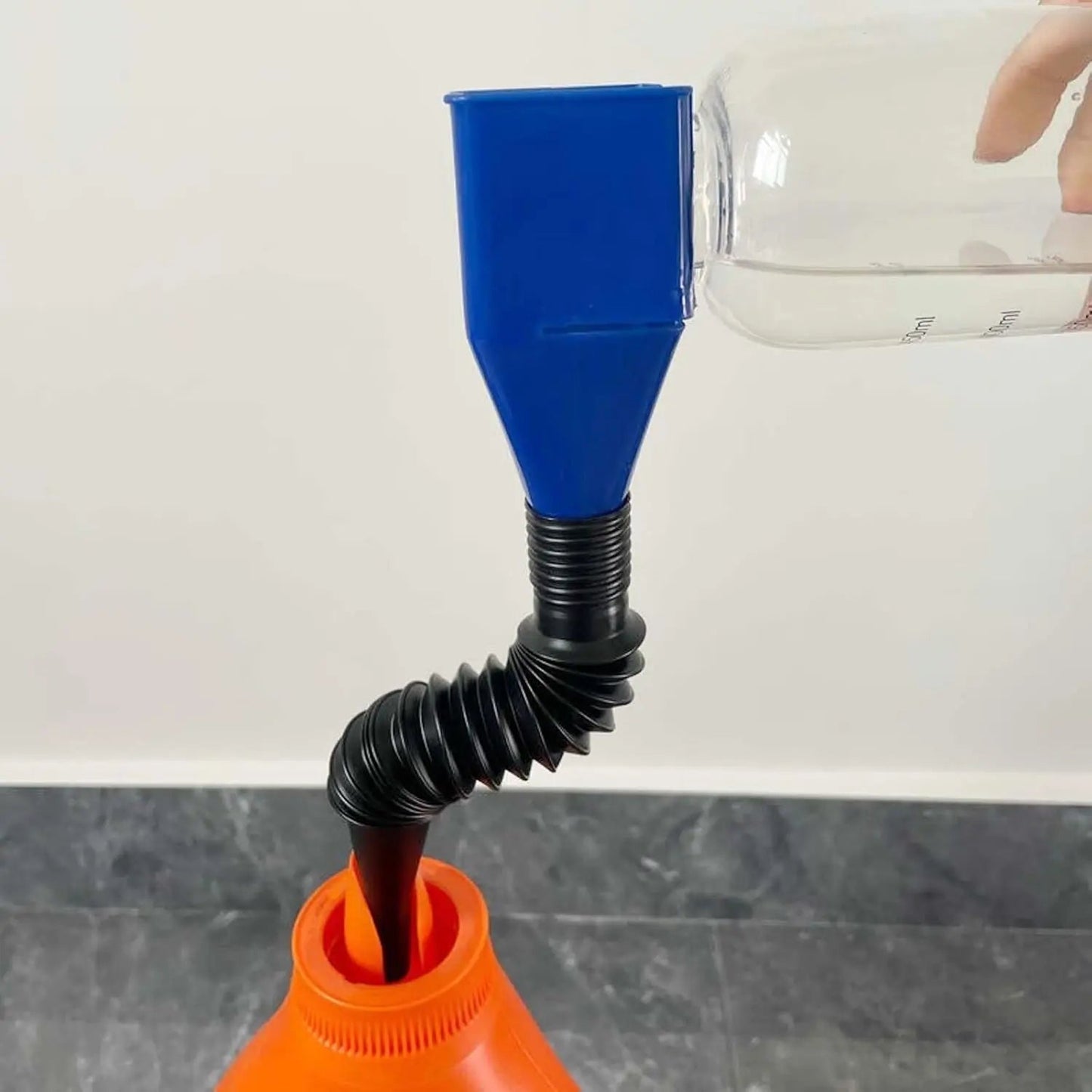 Flexibele trechter met brede opening en ingebouwd filter